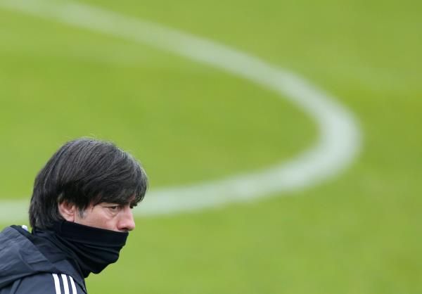 2014-11-12t102824z_781924983_lr1eabc0t32w0_rtrmadp_3_soccer-euro_reuters
