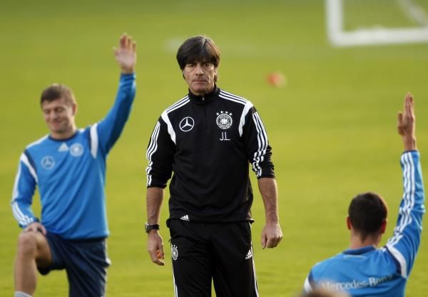 2014-11-17t172456z_1439817604_gm1eabi03vc01_rtrmadp_3_soccer-friendly_reuters