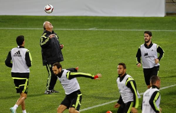 2014-11-14t194817z_1055993764_gm1eabf0ahj01_rtrmadp_3_soccer-euro_reuters