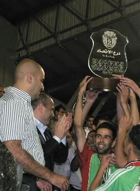 كابتن الوحدات فادي شاهين لحظة تسلم الدرع