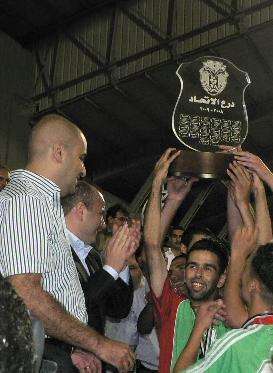 كابتن الوحدات فادي شاهين لحظة تسلم الدرع