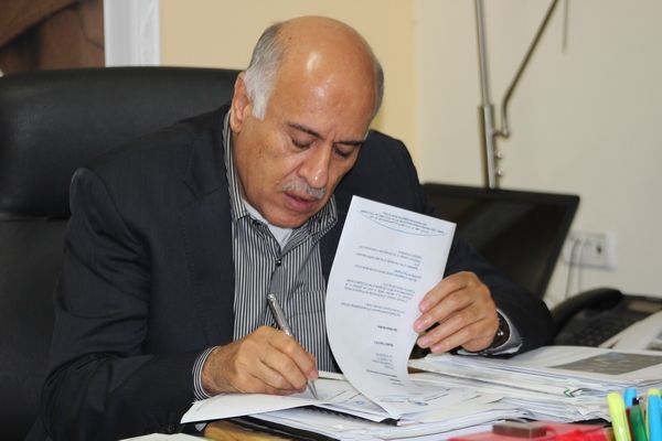 الرجوب خلال توقيعه على مشروع القرار