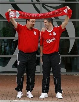 روبي كيـن يرتدي قميص ليفربول وإلى جانبه المدرب بينيتيز