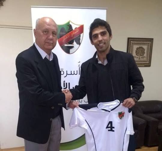 زيد جابر يصافح رئيس النادي سعيد شقم