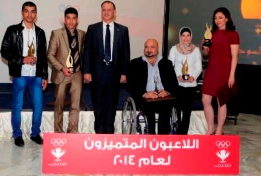 الأمير فيصل يتوسط المكرمين