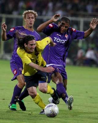 ميسي يراوغ لاعبين من فيورنتينا