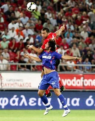 صراع على الكرة بين لاعبي أوليمبياكوس و خيتافي