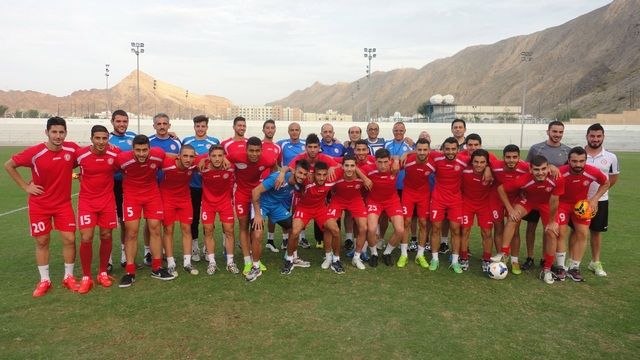 منتخب لبنان الاولمبي وجهازه الإداري والفني في ملعب نادي مسقط قبل التدريب