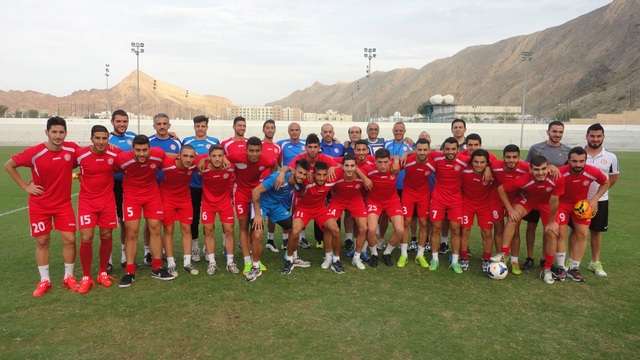منتخب لبنان الاولمبي وجهازه الإداري والفني في ملعب نادي مسقط قبل التدريب