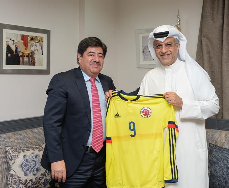 الشيخ سلمان بن ابراهيم  يتسلم قميص المنتخب الكولومبي التذكاري من رئيس الاتحاد