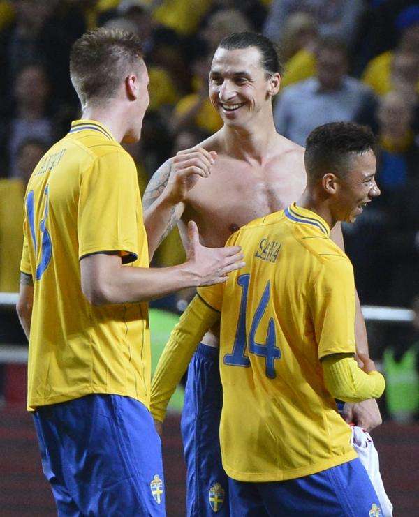 2012-11-14t225213z_1503714181_gm1e8bf0j0f01_rtrmadp_3_soccer-friendly_reuters