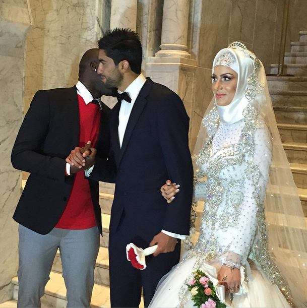  الدراجي يتلقى التهاني من زميله  الكامروني يانيك نجانج 