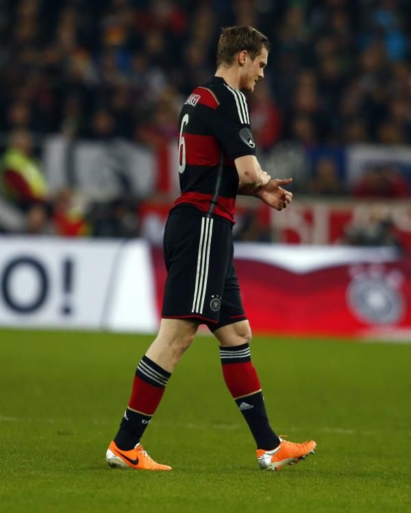 2014-03-05t201745z_1442067829_bm2ea351n0701_rtrmadp_3_-soccer-friendly_reuters