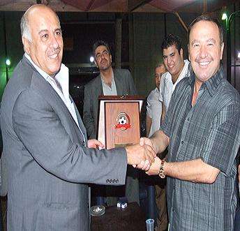 خير يقدم درع النادي الى اللواء جبريل الرجوب