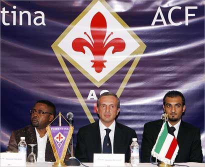 ساندرو مانكوتشي في الوسط والكويتي الفارسي علي شماله