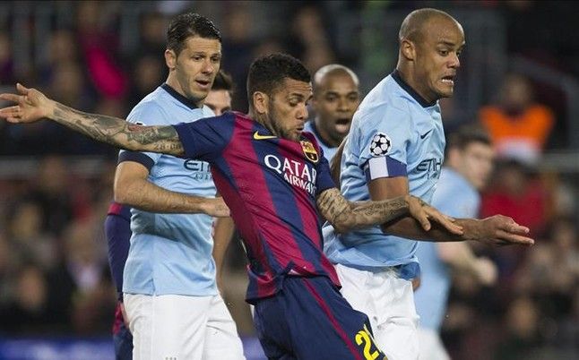 dani-alves-vio-tarjeta-amarilla-1426713965945