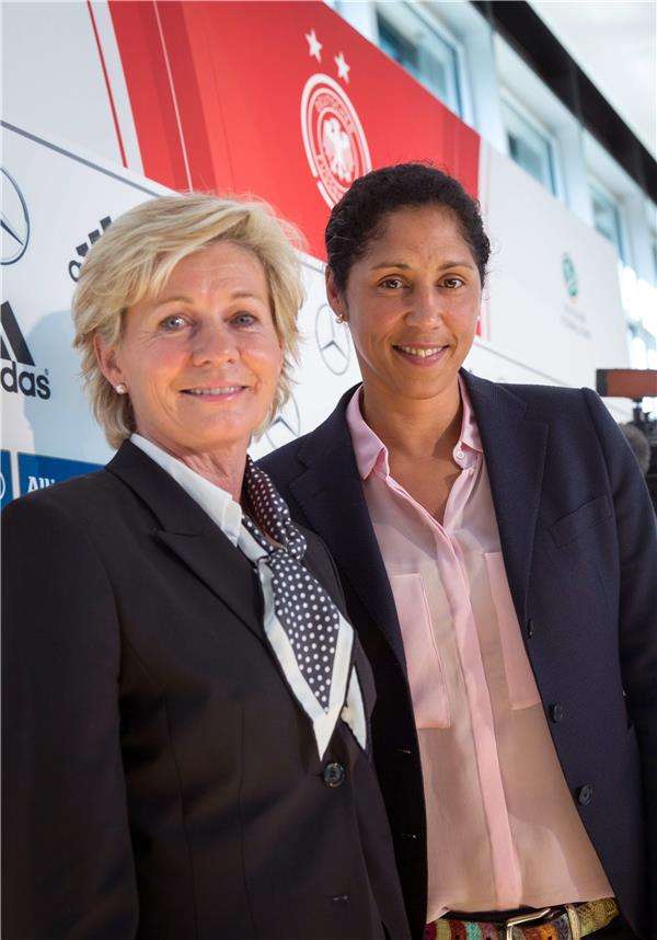 شتيفي جونز (يمين)