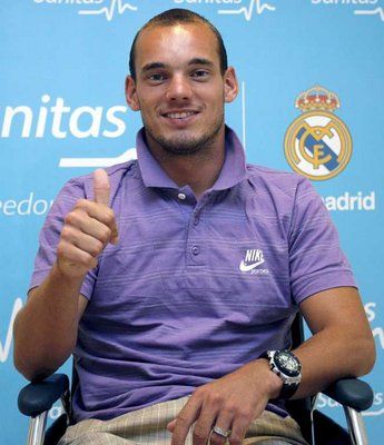 شنايدر يبتسم في مستشفى سانيتاس قرب مدريد بعد انتهاء الفحص على ركبته