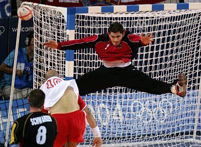 الحارس الألماني هيننج فريتز يتحدى الكرواتي دنيس سبولياريتش في نهائي أثينا 2004