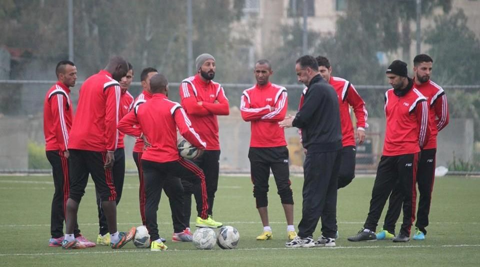 عوض يتحدث للاعبين خلال التدريب