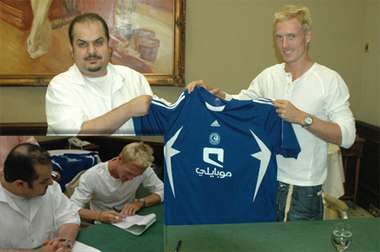 ويلمسون يوقع لنادي الهلال ويستلم قميصه الجديد من رئيس النادي