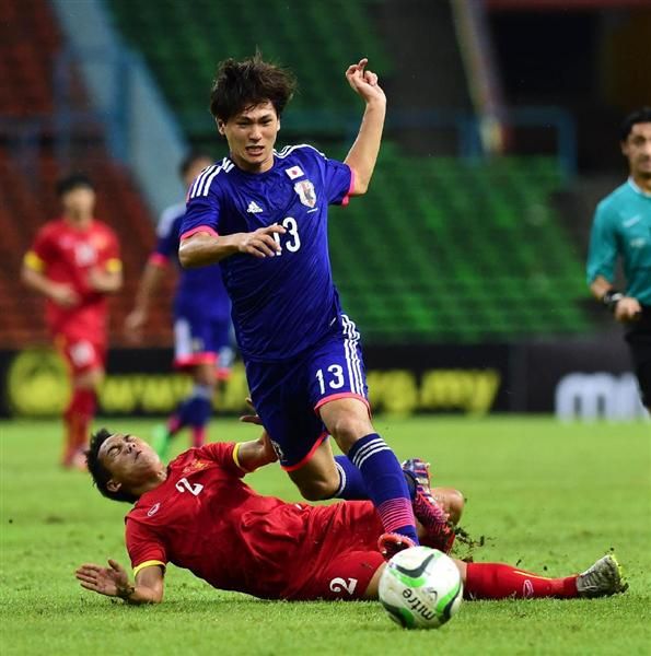 لاعب فريق سالزبورج النمساوي الياباني مينامينو في التصفيات الأولمبية