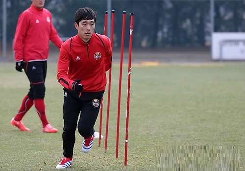 بارك تشو يونج في تدريبات اليوم الجمعة مع إف سي سيئول الكوري