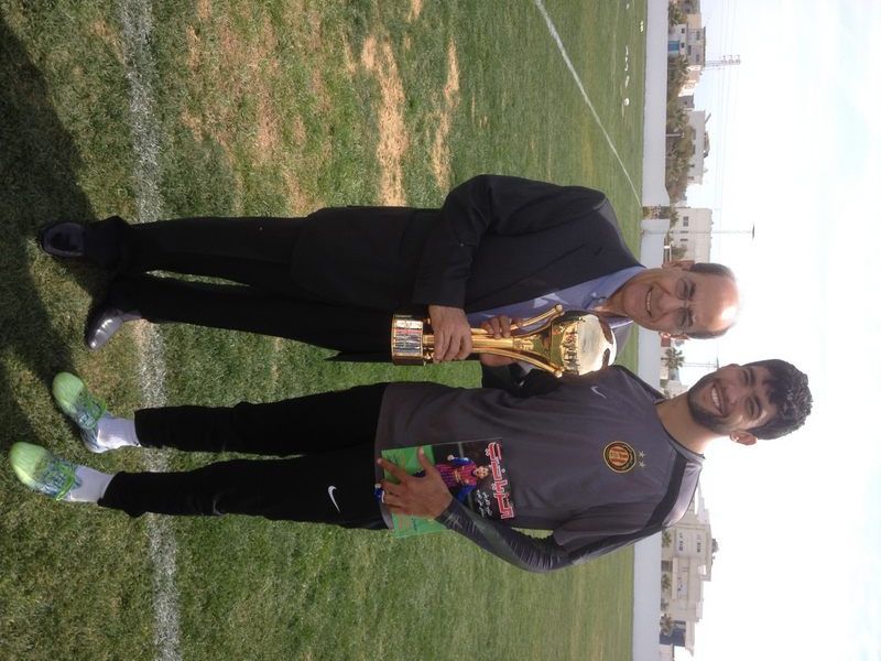 سعيد غبريس يسلم أسامة الدراجي كرته الذهبية