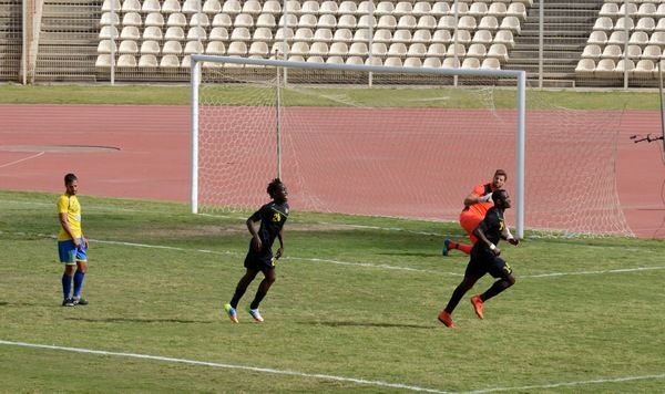 مهاجم العهد الإيفواري أديكو محتفلا بتسجيله في مرمى الصفاء