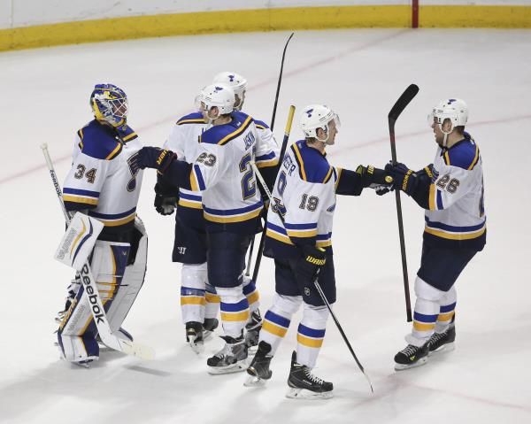 2015-04-06t023840z_1935137228_nocid_rtrmadp_3_nhl-st-louis-blues-at-chicago-blackhawks_reuters