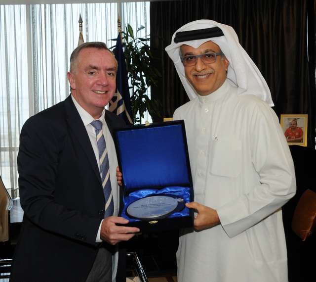 الشيخ سلمان بن ابراهيم آل خليفة يقدم درع الإتحاد الآسيوي للرئيس التنفيذي لنادي ليفربول