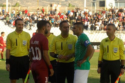نبيل بعلبكي مصافحاً قائد النجمة عباس عطوي قبل القمة التقليدية للكرة اللبنانية
