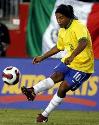 النجم البرازيلي رونالدينيو يرتدي الزي الرسمي لمنتخب البرازيل