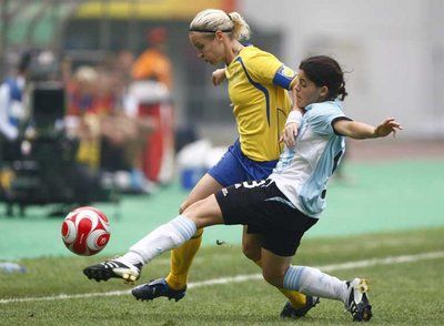 قائدة منتخب السويد للسيدات فكتوريا سفينسون (اليسار) تتجاوز لاعبة الأرجنتين ماريا كوينونيس