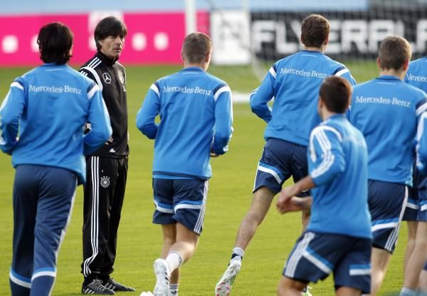 2014-11-17t170935z_1528502382_gm1eabi035m01_rtrmadp_3_soccer-friendly_reuters