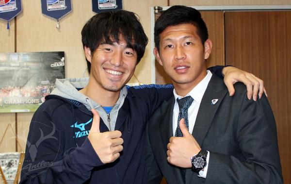 الكوري كيم (يمين) مع الياباني كانازاكي بعد الاعتذار والصلح