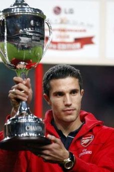 لاعـب الآرسنـال فان بيرسـي يحمـل كـأس الـدورة