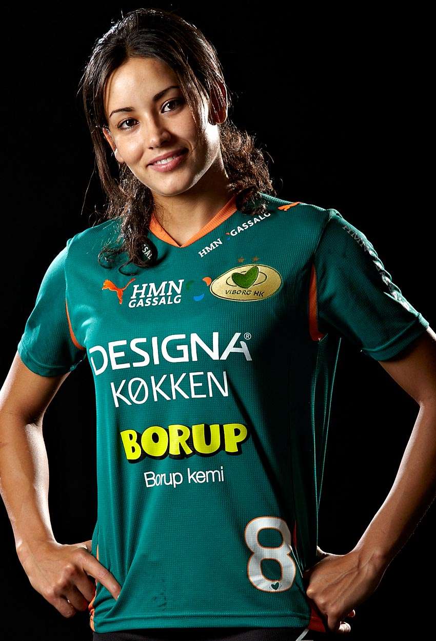 لاعب اليد التونسية المحترفة في فرنسا منى الشباح