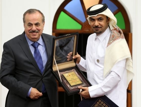الزميل الاستاذ محمد جميل عبد القادر يكرم الاعلامي القطري خالد جاسم في مناسبة سابقة