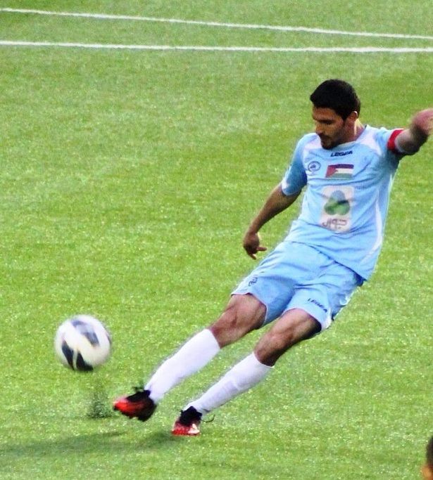 معاذ مصطفى لاعب الثقافي يسجل في مرماه