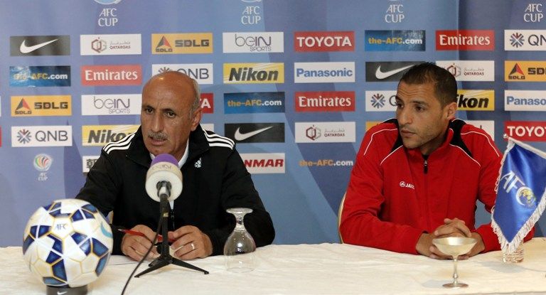 الترك يتحدث بالمؤتمر وإلى جانبه اللاعب لؤي عمران 