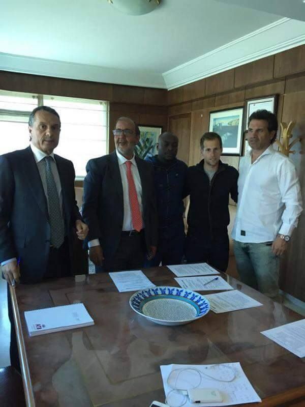 باولو دوارتي عند امضاء العقد