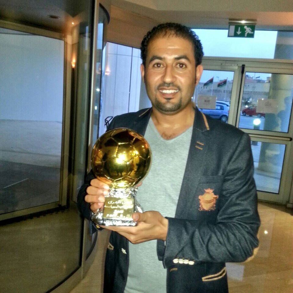 يونس الثابت يحمل كأس أفصل لاعب ليبي للعام 2013