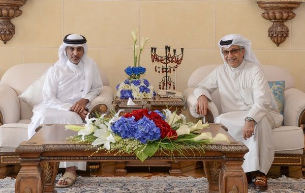 الشيخ سلمان بن ابراهيم خلال لقائه مع الشيخ حمد بن خليفة