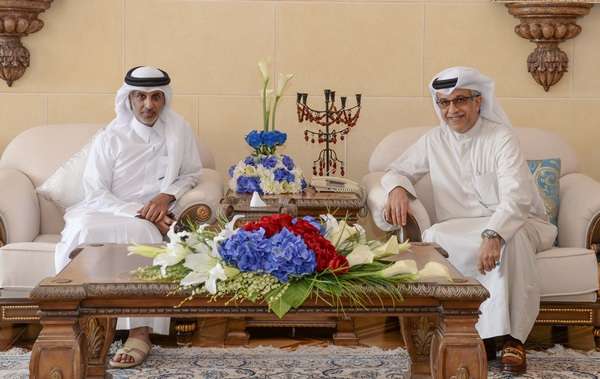  الشيخ سلمان بن ابراهيم خلال لقائه مع الشيخ حمد بن خليفة 