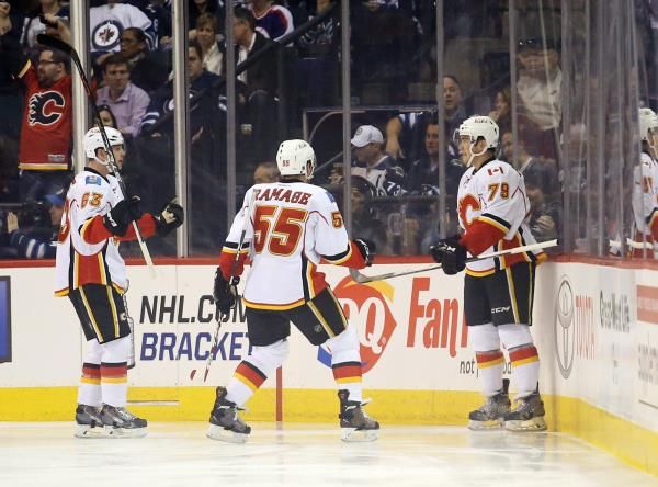 2015-04-11t201058z_1379077552_nocid_rtrmadp_3_nhl-calgary-flames-at-winnipeg-jets_reuters