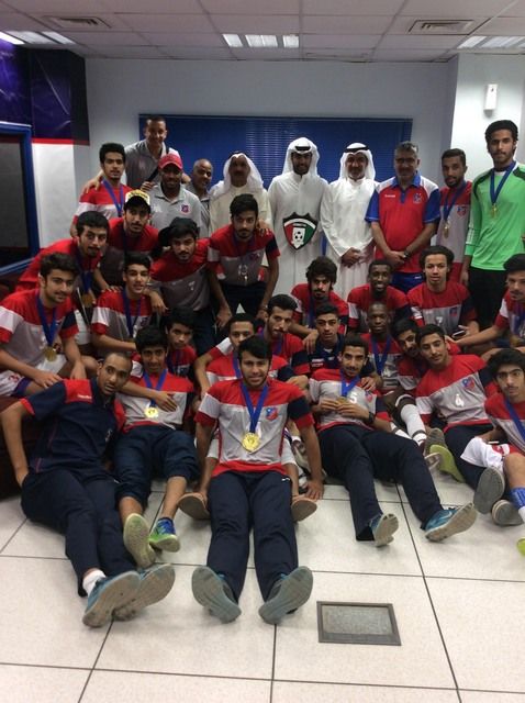  إدارة نادي الكويت مع اللاعبين بعد التتويج