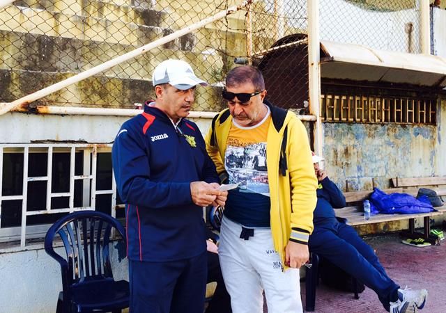 المدرب فانلي مع مساعده غسان أبو دياب خلال تدريبات الصفاء