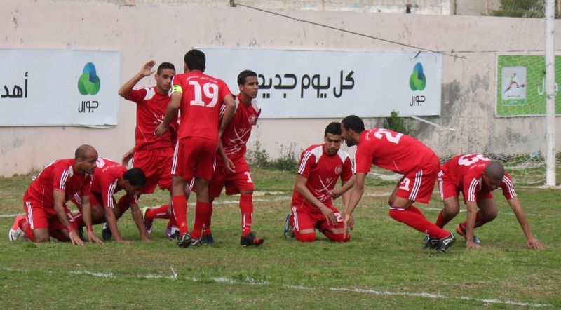 لاعبو الأهلي يحتلفون بالفوز على  الشباب