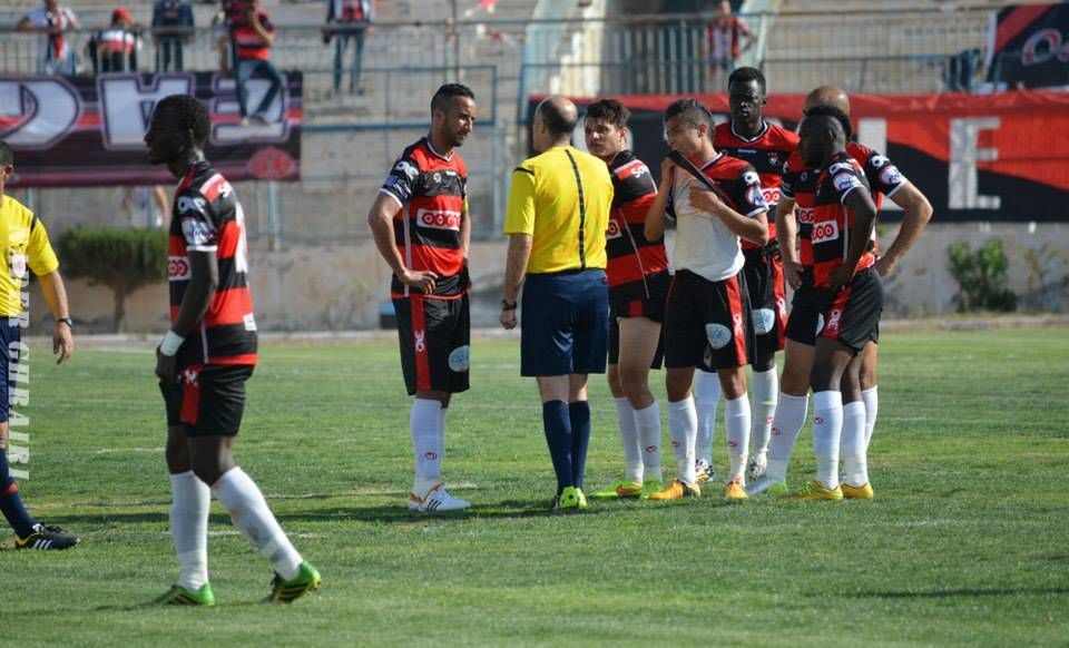 لاعبو مستقبل قابس في حوار مع الحكم ياسين حروش  حلال  مباراتهم  ضد النجم الساحلي